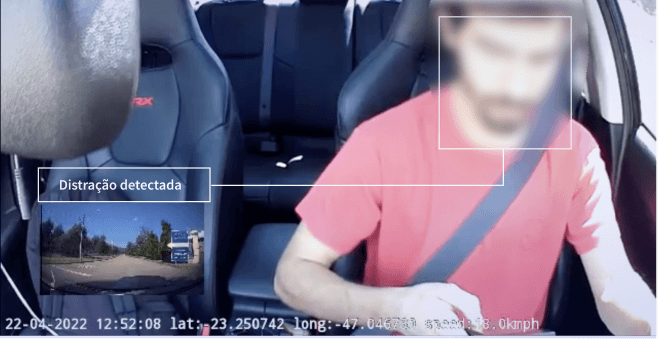 A Cobli Cam alertando o motorista distraído com o celular.