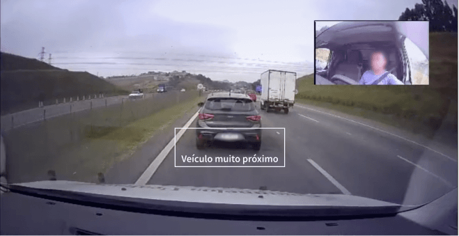 A Cobli Cam indicando que o motorista está muito próximo do veículo à sua frente.