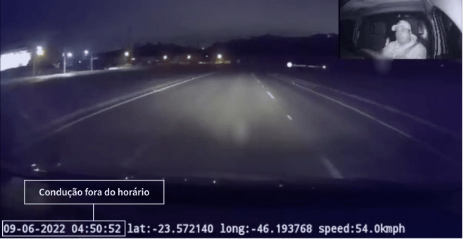 A Cobli Cam indicando que o motorista está dirigindo fora do horário de trabalho.